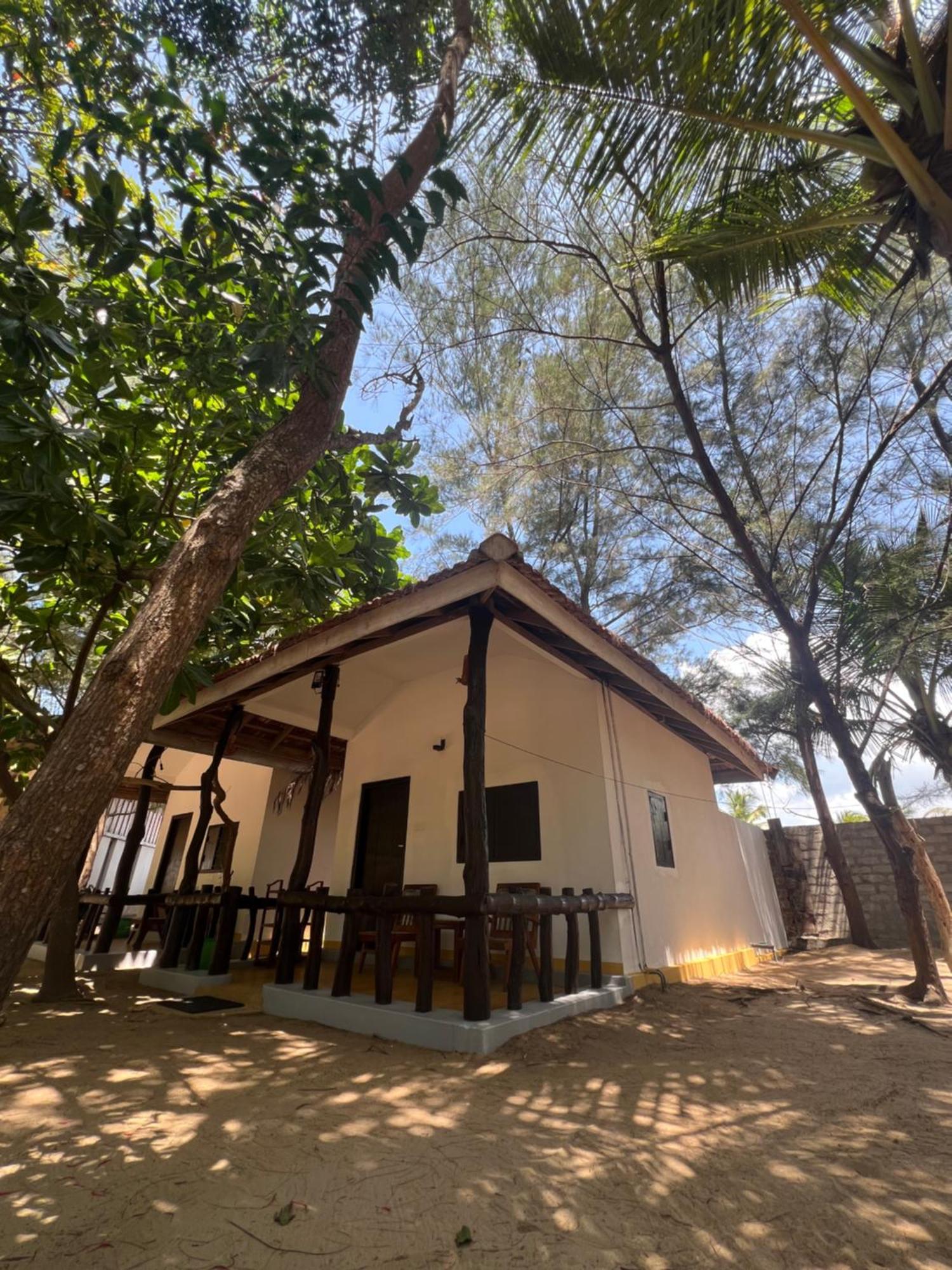 Sand Dune Beach Resort & Surf Camp Arugam Bay Eksteriør billede